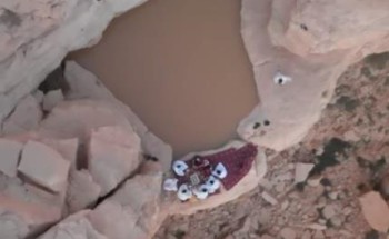 شاهد.. شبان يفطرون على حافة صخرية شاهقة في جبال طويق