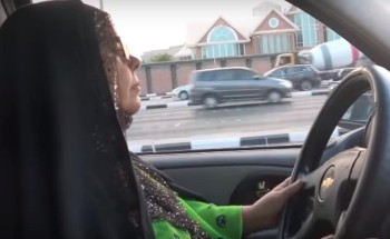 مواطنة سبعينية من القطيف تحصل على رخصة لقيادة السيارة (فيديو)