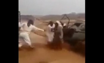 بالفيديو.. شبان ينقذون مسناً جرفت السيول مركبته بالعلا