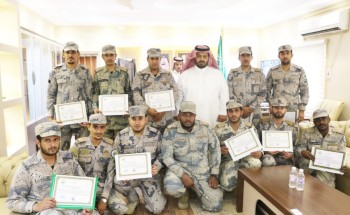 محافظ الداير يكرم عدد من رجال حرس الحدود تميزوا في أداء مهامهم