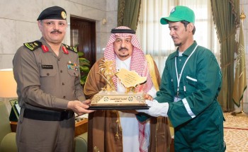 أمير الرياض يستقبل منسوبي مديرية السجون وعدداً من نزلاء السجون