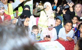 (في الخدمة) يدخل الفرح إلى قلوب مرضى أطفال السرطان بمستشفى الملك فهد التخصصي