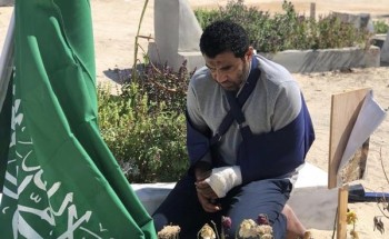 صورة مؤثرة لجندي مصاب يزور “قبر” زميله الذي استشهد بالحد الجنوبي