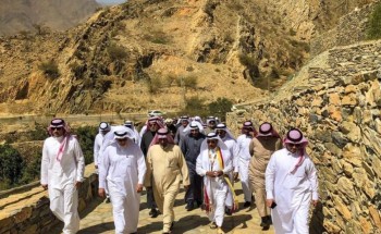 “وزير البيئة والمياه والزراعة يزور قرية ذي عين التراثية بالباحة”
