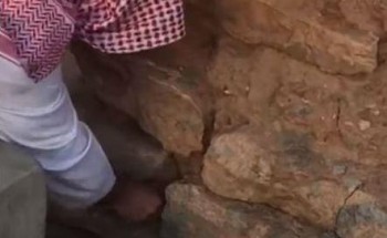 مواطن يستخرج ورقة وضعها بجدار مزرعة قبل 45 عاماً مع صديقه الذي توفي لاحقاً