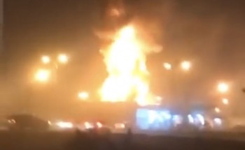 بالفيديو..تصاعد ألسنة اللهب من حريق هائل بمحطة وقود بالقريات.. و”الإطفاء” تباشر الحادث