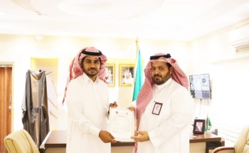 محافظ الداير يسلم أول شهادة للزراعة العضوية بالداير