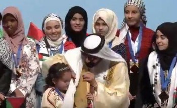 شاهد.. محمد بن راشد يكفكف دموع طفلة مغربية فازت بلقب تحدي القراءة العربي