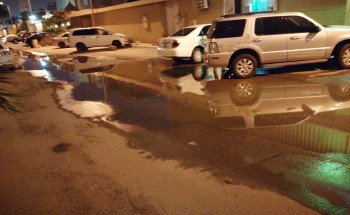 بالصور تجمع للمياه يثير استياء سكان حي النهضة