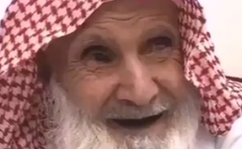 فيديو : بعد 70 عاماً قضاها إماماً ومؤذناً.. «البراهيم» يصدح بالآذان الأخير