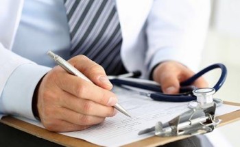 مسؤول بـ”الصحة”: رصدنا عمليات بيع إجازات مرضية عبر مواقع التواصل.. ويعلق على فرض رسوم عليها (فيديو)