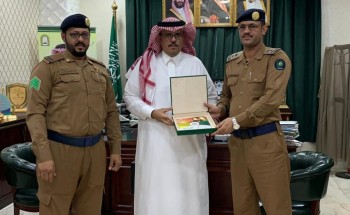 محافظ صبيا يتسلم التقرير السنوي لادارة الدفاع المدني بالمحافظة