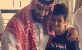 فيديو.. ولي العهد يلتقط “سيلفي” مع أحد الأطفال في مطعم بجدة