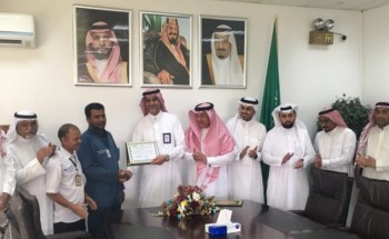 مدير عام مطار الملك عبدالله بجازان يكرم عمال نظير امانتهم