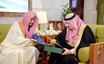 أمير منطقة الرياض يتسلم نسخة من مجلة البحوث الإسلامية