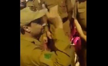 رقيب أول يلقي قصيدة أمام مدير المرور في منى: “ما نخاف الضيم وظروف الدهر * في ذرى الله سيدي سلمانها‎” غرِّد