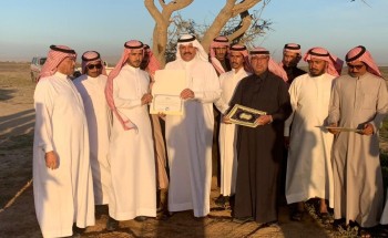 محافظ املج يكرم منقذي شجرة السمر