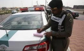 “المرور”: النزول أو ركوب السيارة أثناء سير المركبات “مخالفة”