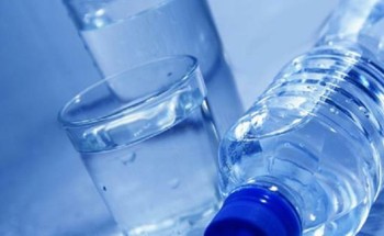 “الغذاء والدواء” تفند إشاعة روّجت أن نسبة الصوديوم في مياه الشرب المعبأة تسبب أمراض “ضغط الدم”