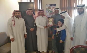 ولي أمر طالب يكرم معلماً نقل ابنه من فوبيا المدرسة إلى الإنضباط والتفوق بعرعر