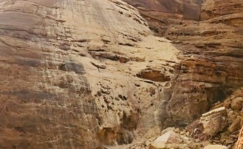 صاعقة رعدية تتسبب في انهيار كتلة صخرية بـ”العلا”