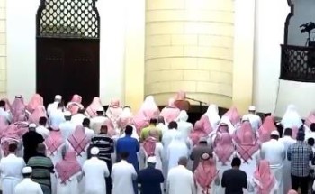 مؤذن يكمل الصلاة بعد إصابة الإمام بـ “حشرجة” مفاجئة أثناء الصلاة (فيديو)