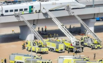 مدني مكة ينفذ فرضية لحادث انحراف في مسار قطار الحرمين السريع
