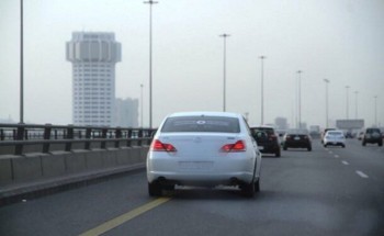 حادث غريب.. تصادم واعتداء على رجل مرور وقفز من أعلى كوبري بجدة