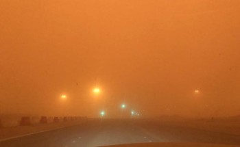 أمن الطرق يحذر مستخدمي الطرق في الرياض من الغبار الكثيف