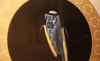 فن الرسم على الزجاج يجمع زوجين في “الجنادرية 33”