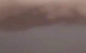 فيديو يُوثق منظراً بديعاً لسحابة عملاقة في سماء نجد