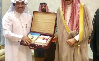 القناص يهدي محافظ الأحساء إصداراته الشعرية