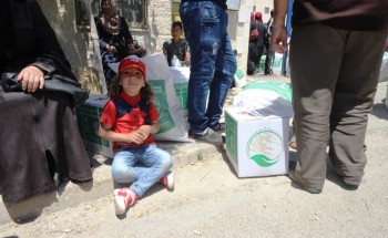 سلمان للإغاثة يوزع 21 طناً من السلال الغذائية الرمضانية على اللاجئين السوريين بالزرقاء