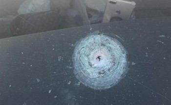 “رصاصة طائشة” تخترق مركبة مواطن أثناء توقفه في إشارة بالمدينة