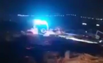 شجاعة رجل أمن تنقذ أشخاصاً حاصرتهم السيول في أبو عريش (فيديو)