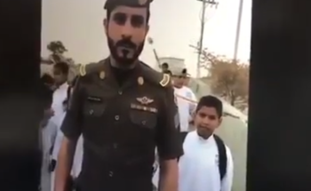 أمير عسير يستدعي رجل أمن عقب مشاهدته عبر كاميرات النقل