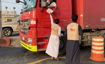 “جمعية البر بالحريضة” توزع وجبات الإفطار على المسافرين  عسير”