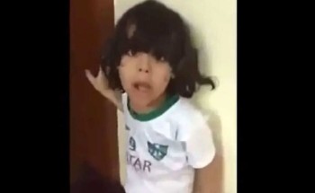 “العمل”: الفيديو المتداول لضرب طفل بسبب قميص أحد الأندية قديم