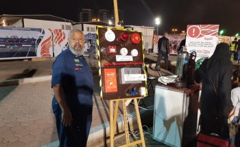 باداوود يتطوع لتعليم زوار معرض كتاب جدة