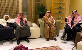 سمو أمير الرياض يقدم العزاء لأسرة الثنيان