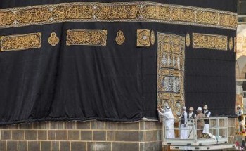 شاهد.. الكعبة المشرفة تتزين بكسوتها الجديدة