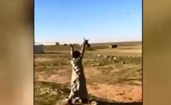 بالفيديو.. طفل يدعو قائد طائرة مروحية للهبوط وتناول القهوة في خيمته.. والقائد يلبي دعوته