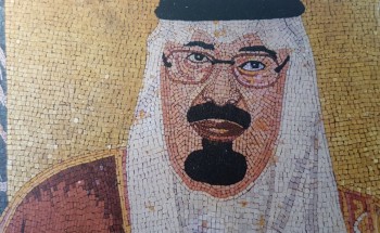 مواطن يعرض لوحة من الفسيفساء للملك عبد الله بن عبدالعزيز للبيع وزنها 150 كيلاً وطولها 3 أمتار