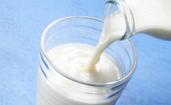 استهلاك اللبن أو الحليب بعد التاريخ المدون على العبوة هل يعد ضاراً؟.. أخصائية تغذية تجيب