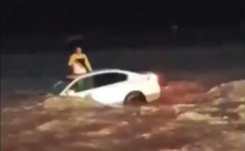 «بالفيديو» سيول جارفة بتبوك تسحب سيارة وبداخلها شاب قبل أن يتم إنقاذه بعد تثبتة بشجرة