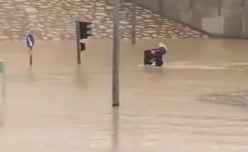 بالفيديو.. شاب يحمل مسنا على عاتقه لإنقاذه من السيول