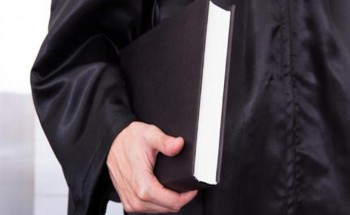 «معطف أسود».. مسودة مشروع جديد لملابس المحامين أمام القضاء