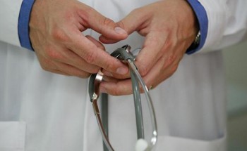 في لفتة إنسانية.. فني تخدير وطبيب خارج دوامهما ينقذان حياة مصابين جراء حَادث مروري بينبع