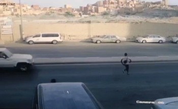 شاهد.. مخالف يتعرض لحـادث مؤلم أثناء هروبه ثم ينهض ويواصل الهرب