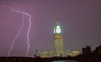 لقطات مبهجة.. البرق يُضيء سماء مكة والشلالات تغطي جبالها (فيديو)